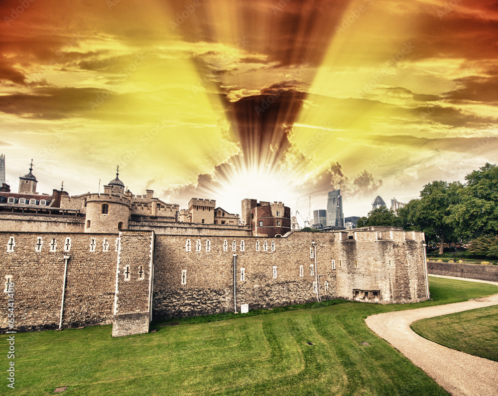 HISTORY OF THE TOWER OF LONDON NORMAN FORTRESS ROYAL PALACE PRISON visual data 8