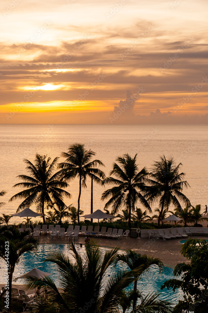 Obraz premium Beautiful sunset at a beach resort in the tropics