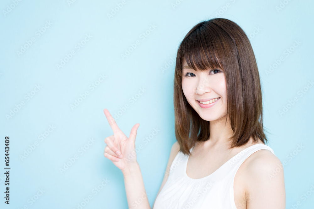 指差す女性 指差す女性