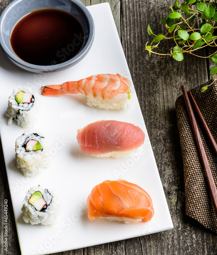 Obraz na płótnie delicious sushi meal w salonie
