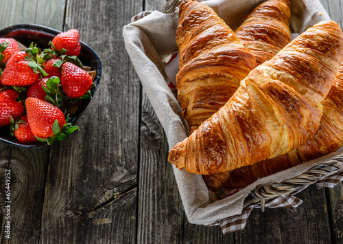 Obraz na płótnie Delicious croissants w salonie