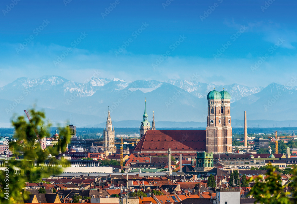 Naklejka premium Frauenkirche przed panoramą alpejską