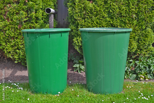 Zwei grüne Regentonnen