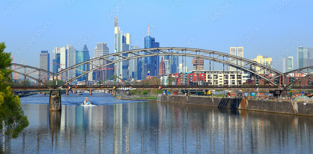 Frankfurt, vorne die Deutschherrnbrücke (April 2014)