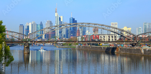 Frankfurt, vorne die Deutschherrnbrücke (April 2014)
