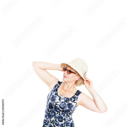 reife Frau im Sommeroutfit