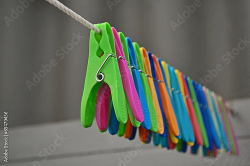 Bunte Wäscheklammern in Waschküche