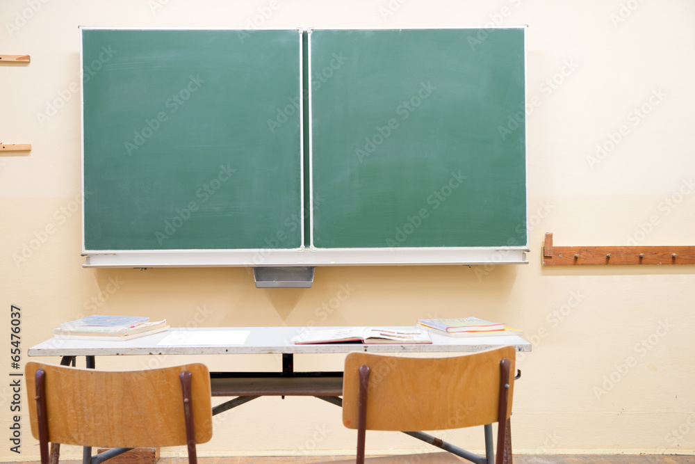 leere Kreidetafel in einem Klassenzimmer