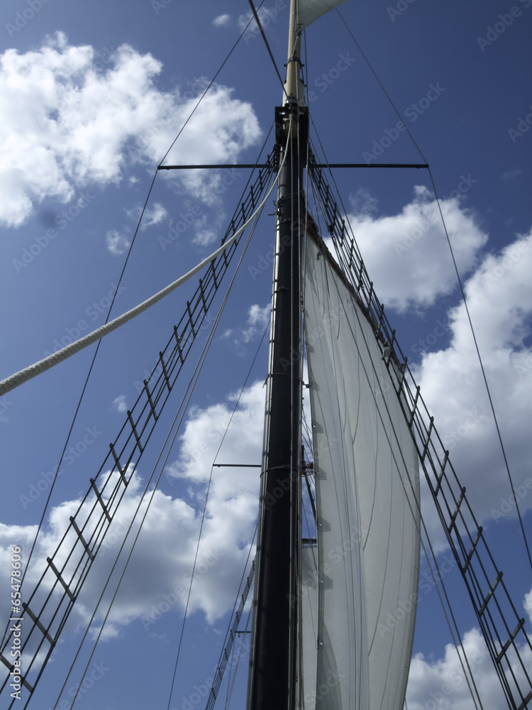 Obraz premium Niski kąt widzenia łodzi