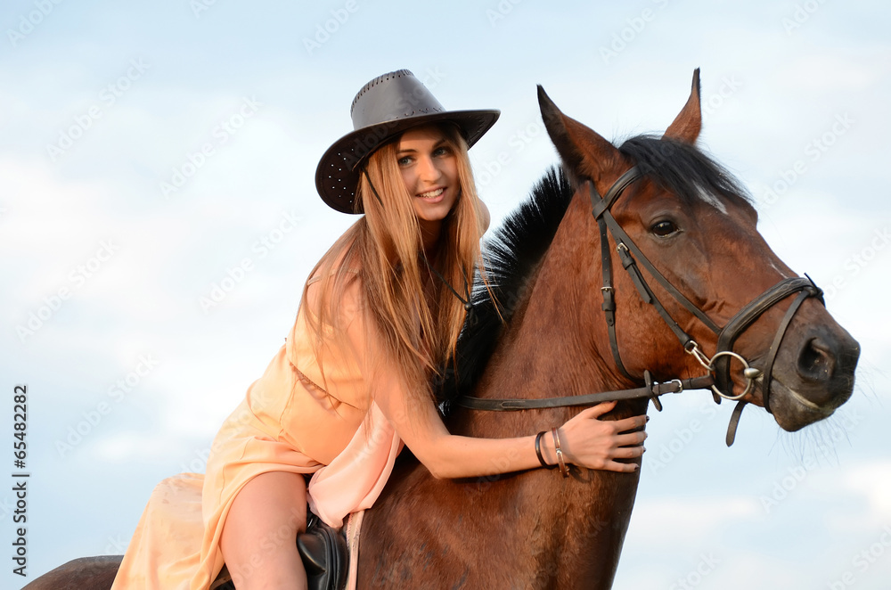 Obraz premium The woman on a horse against the sky