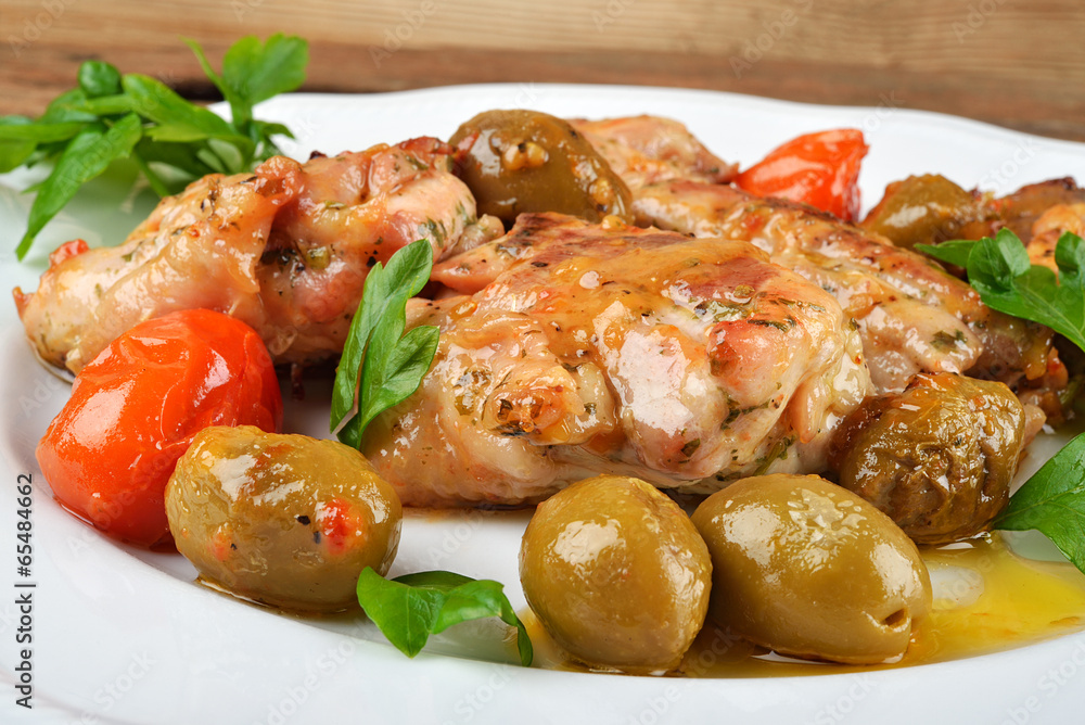 pollo arrosto olive pomodorini primo piano pollo arrosto olive pomodorini primo piano