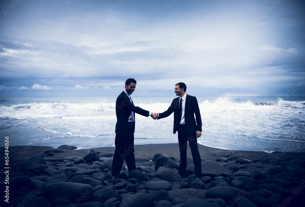 Fototapeta premium Businessmen Shaking Hands With Stormy Ocean Background