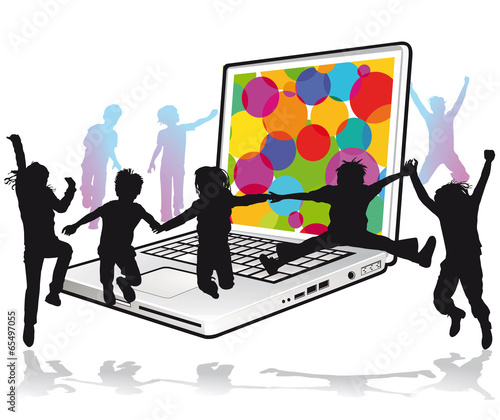 Kinder lernen und spielen am Computer