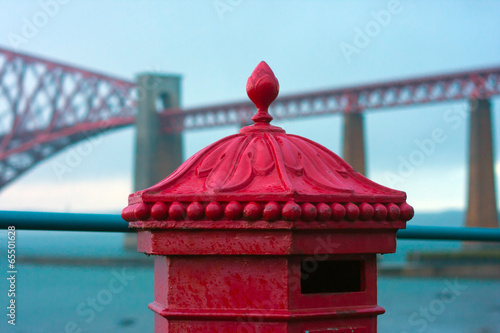 Bilde på lerret victorian red letterbox near famous scottish landmark