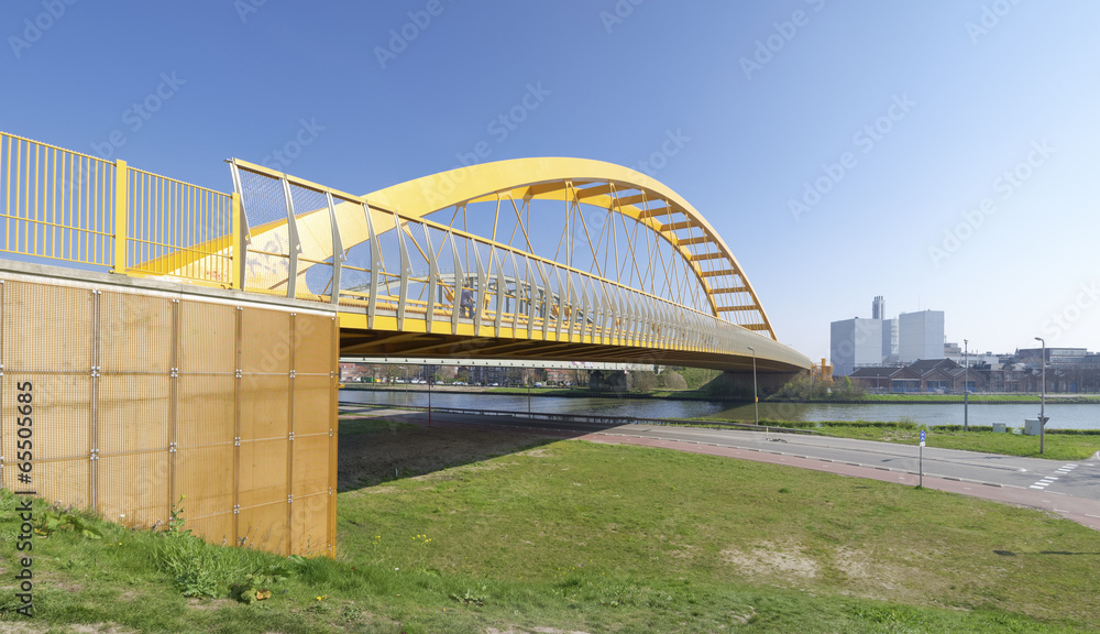 Obraz premium yellow arch bridge