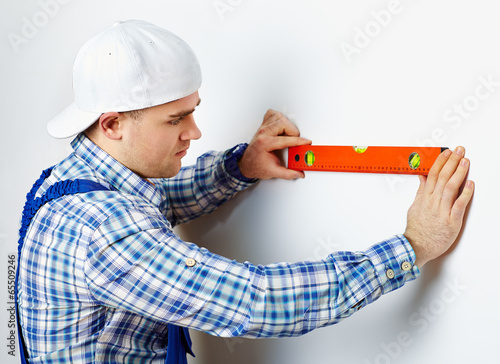 Quadro em tela Worker using spirit level