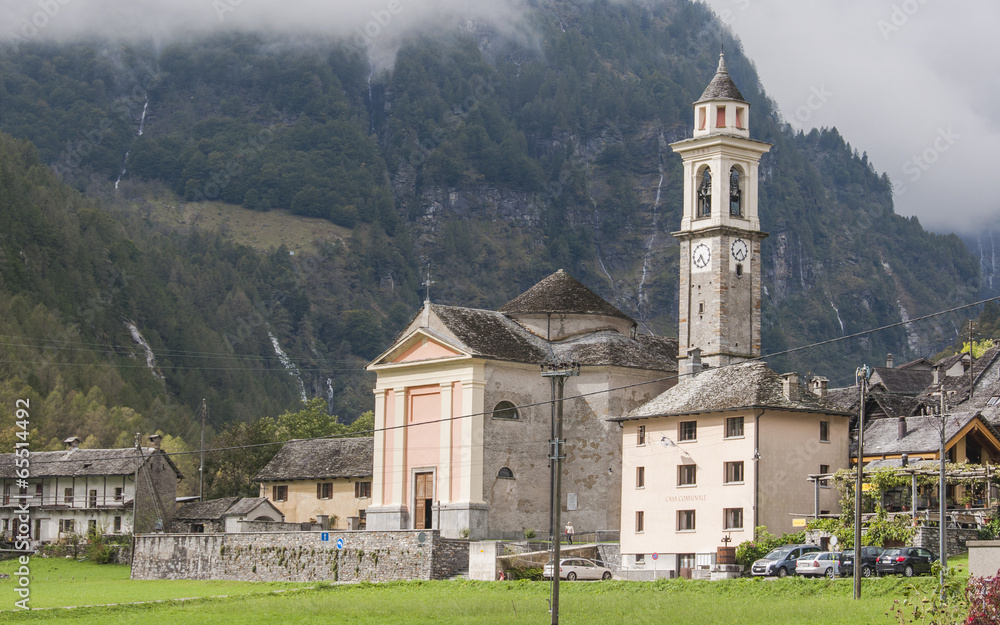 Fototapeta premium Sonogno, Dorf, Valle Verzasca, Herbst, Tessin, Schweiz