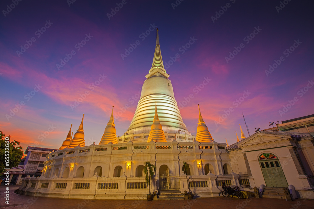 Fototapeta premium White pagoda in Wat-Prayoon Rawongsawas, Bangkok, Thailand