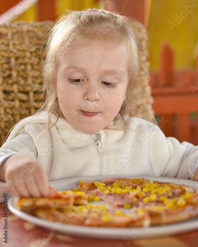 petite fille manger la pizza