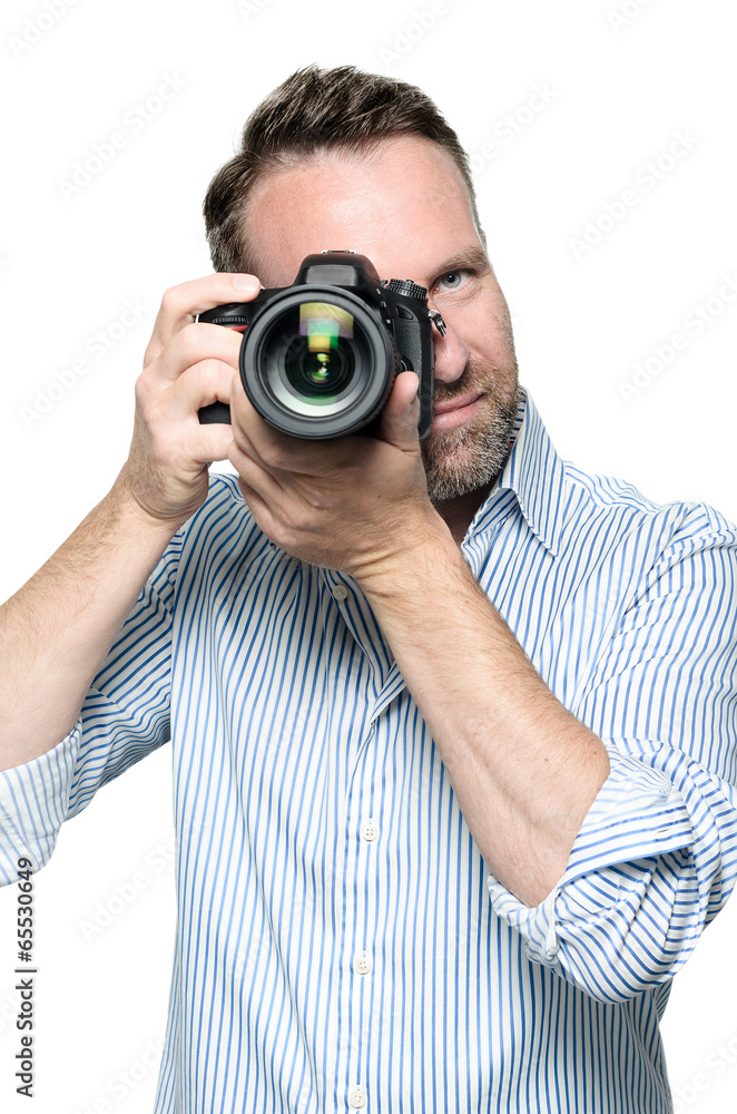 Männlicher Fotograf fokussiert und nimmt ein Bild auf Männlicher Fotograf fokussiert und nimmt ein Bild auf