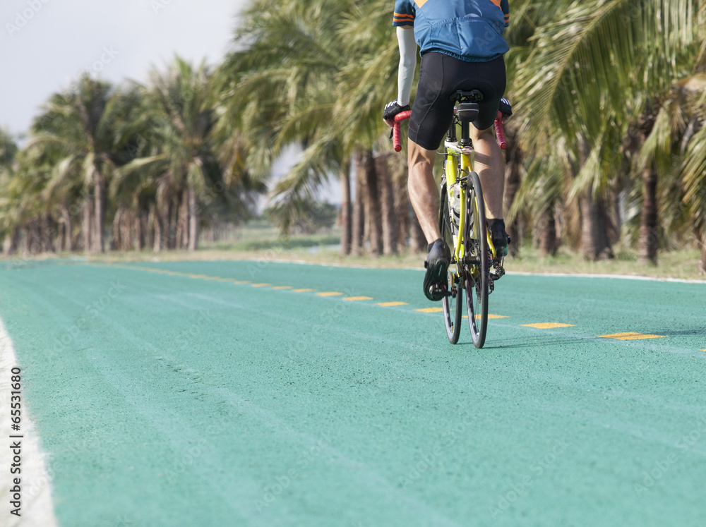 Obraz premium young man riding bicycle on track