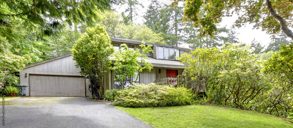 Fototapeta premium Dom na zewnątrz. Widok na werandę i garaż