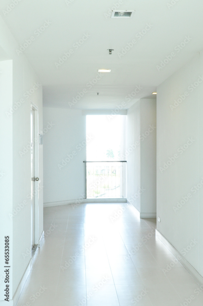 Obraz premium White hallway or corridor