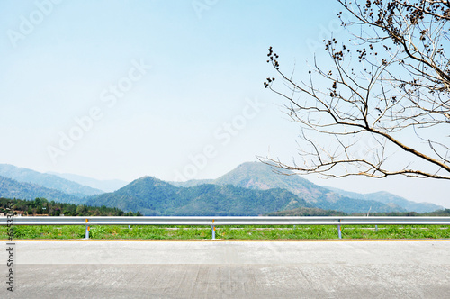 Fotografi Beautiful mountain scenery - roadside view