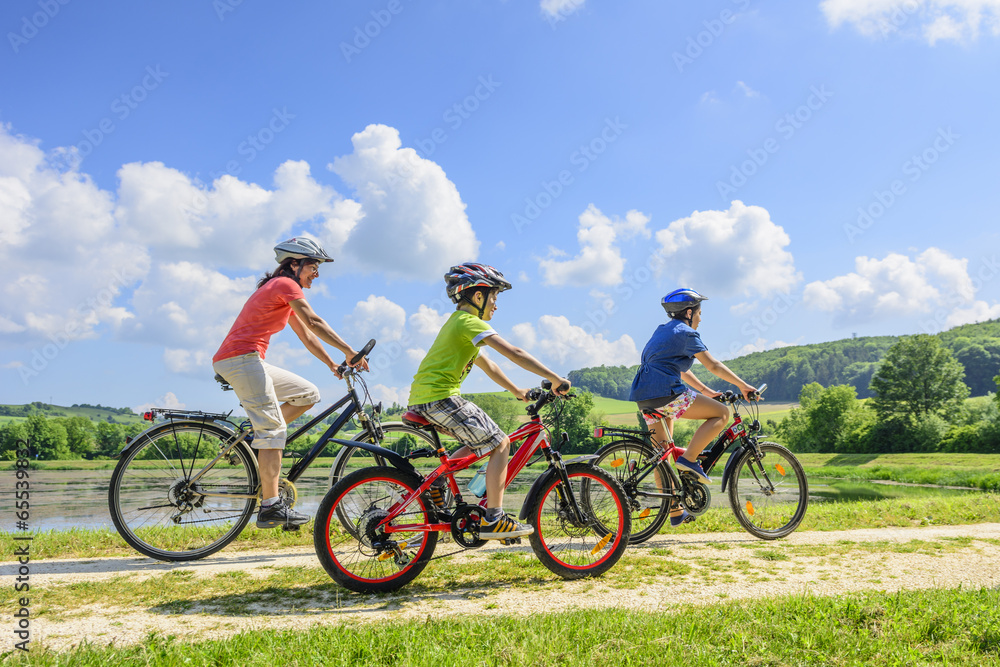 Obraz premium am See entlang radeln