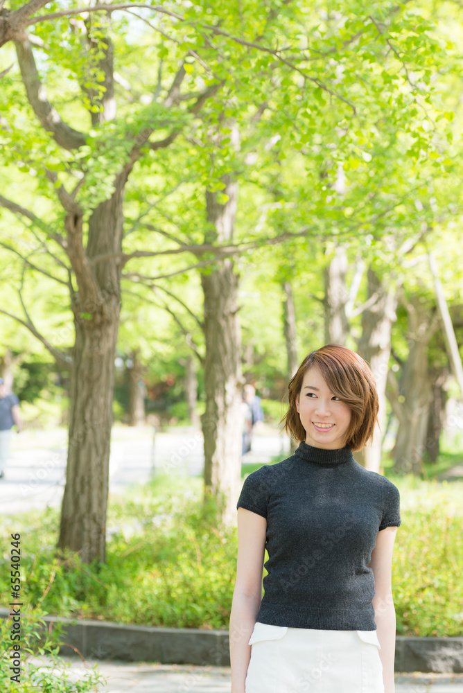 木陰に立つ女性 木陰に立つ女性