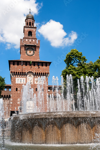 Milano, fontana di piazza Castello e torre del Filarete