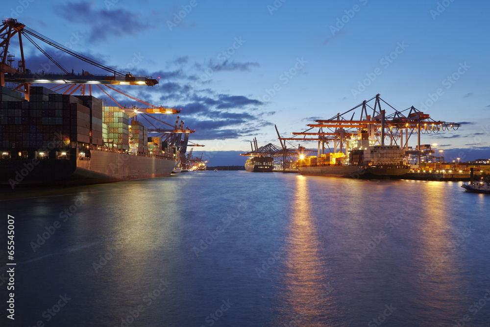 Containerschiffe am Terminal in der Abenddämmerung