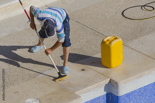 Canvastavla Brushing the swimming pool