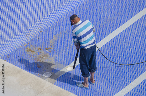Bild auf Leinwand cleaning the pool ground