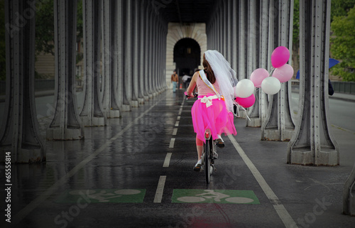 Foto Mariée sur un vélo à Paris
