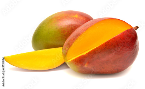 Mango with leaf and slices