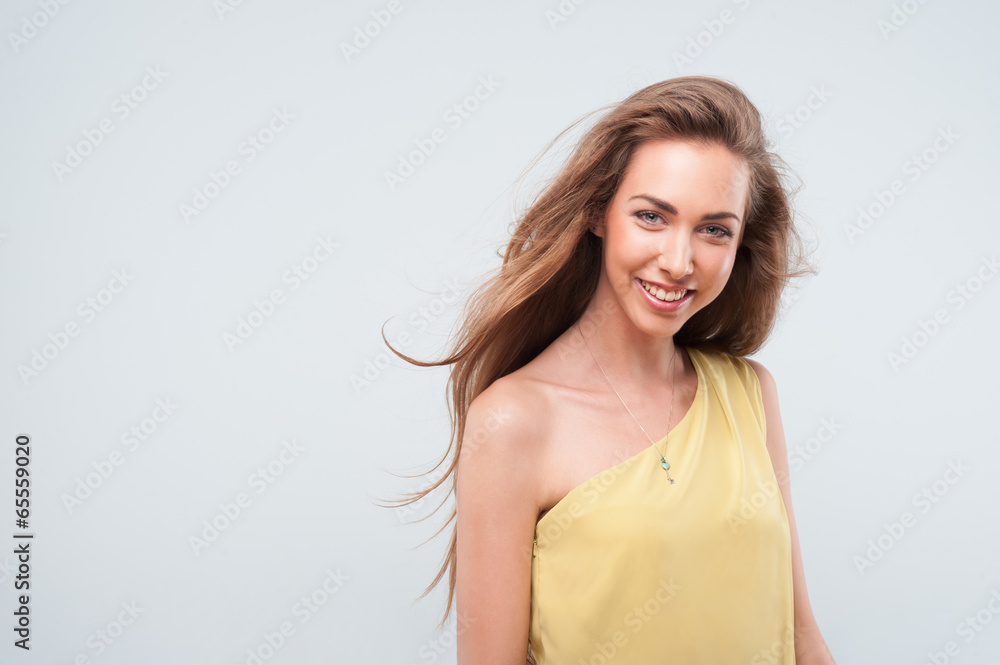 Fototapeta premium Portrait of woman standing on blue background