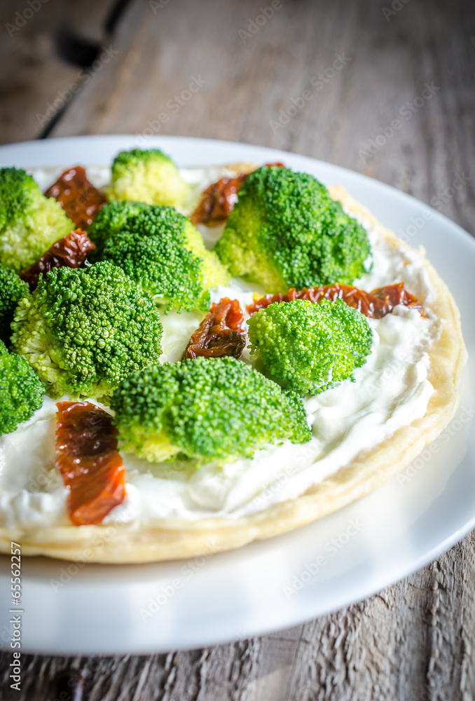 Quiche with broccoli and sun dried tomatoes Quiche with broccoli and sun dried tomatoes
