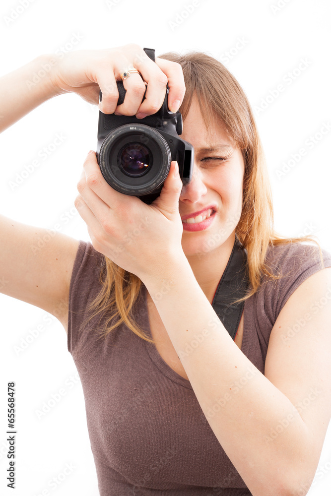 jeune femme prenant une photo avec un appareil photo reflex jeune femme prenant une photo avec un appareil photo reflex