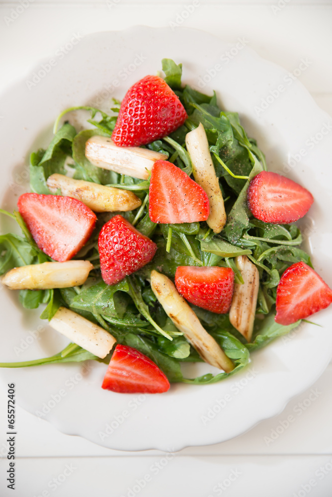 Salat mit Spargel und Erdbeeren Salat mit Spargel und Erdbeeren