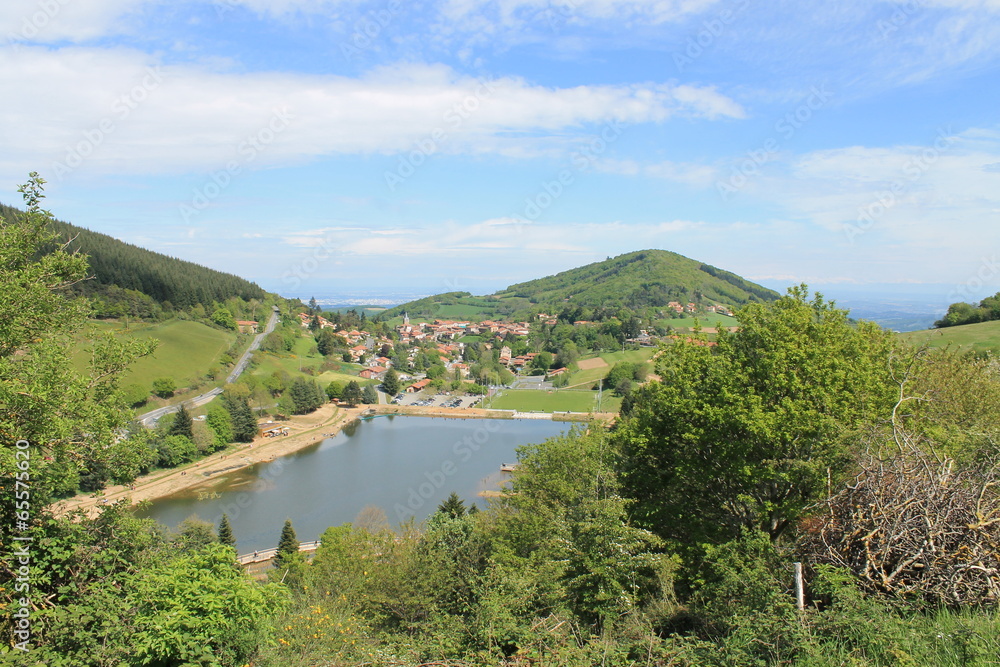 Fototapeta premium Yzeron dans les Monts du Lyonnais (France)