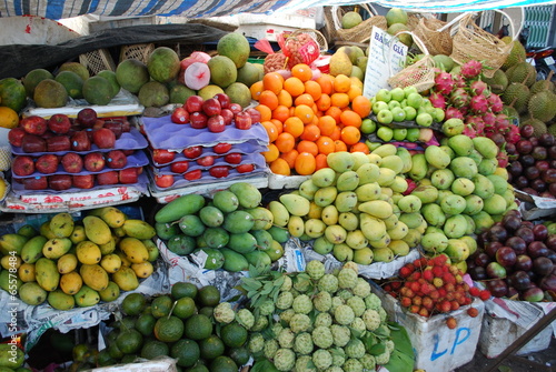 Obststand in Vietnam mit Papaya