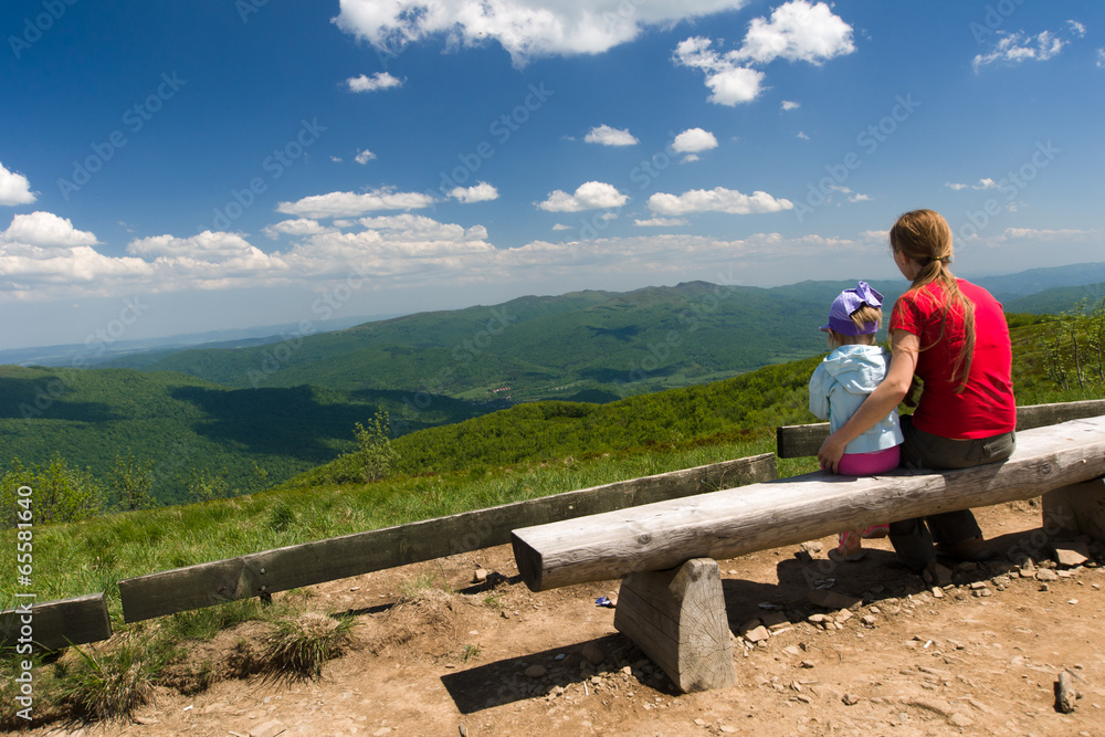 Młoda kobieta podziwiająca górski widok, Bieszczady, Polska