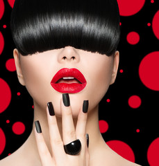 Canvas schilderij Fashion lippen Modelportret met trendy kapsel en manicure  © Subbotina Anna