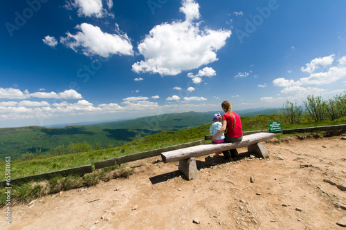 Młoda kobieta podziwiająca górski widok, Bieszczady, Polska