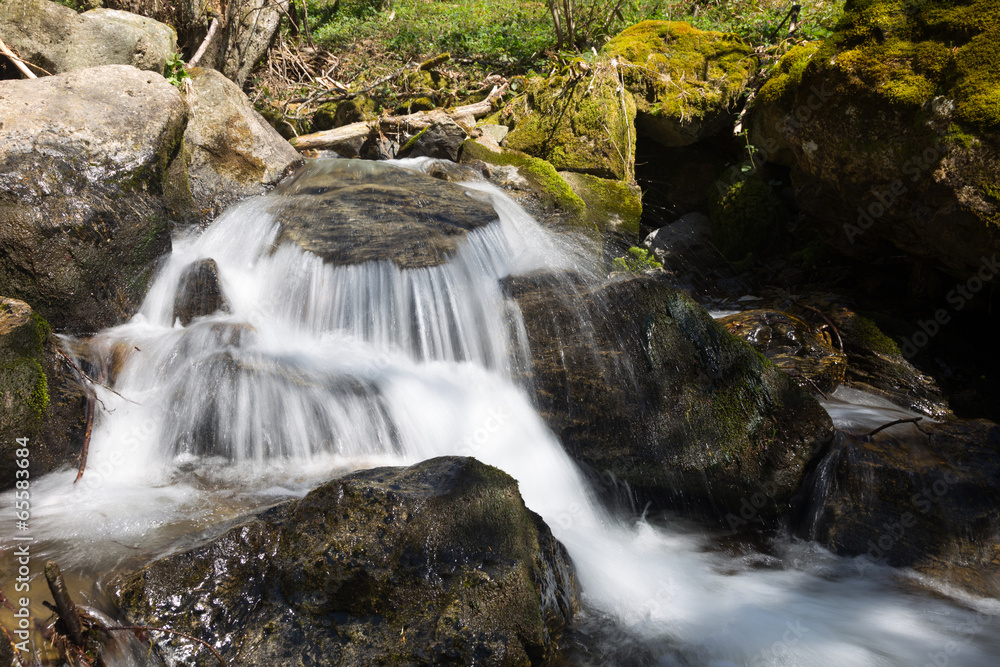 Fototapeta premium Kleiner Wasserfall