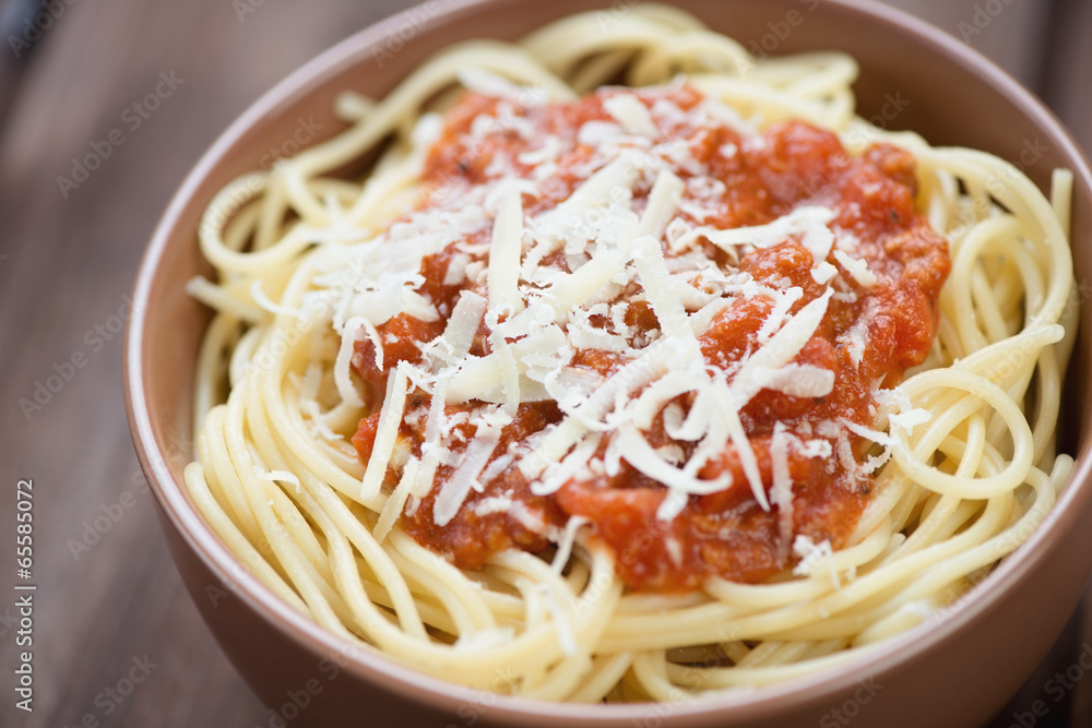 Close-up of spaghetti bolognese in a glass bowl, horizontal shot Close-up of spaghetti bolognese in a glass bowl, horizontal shot
