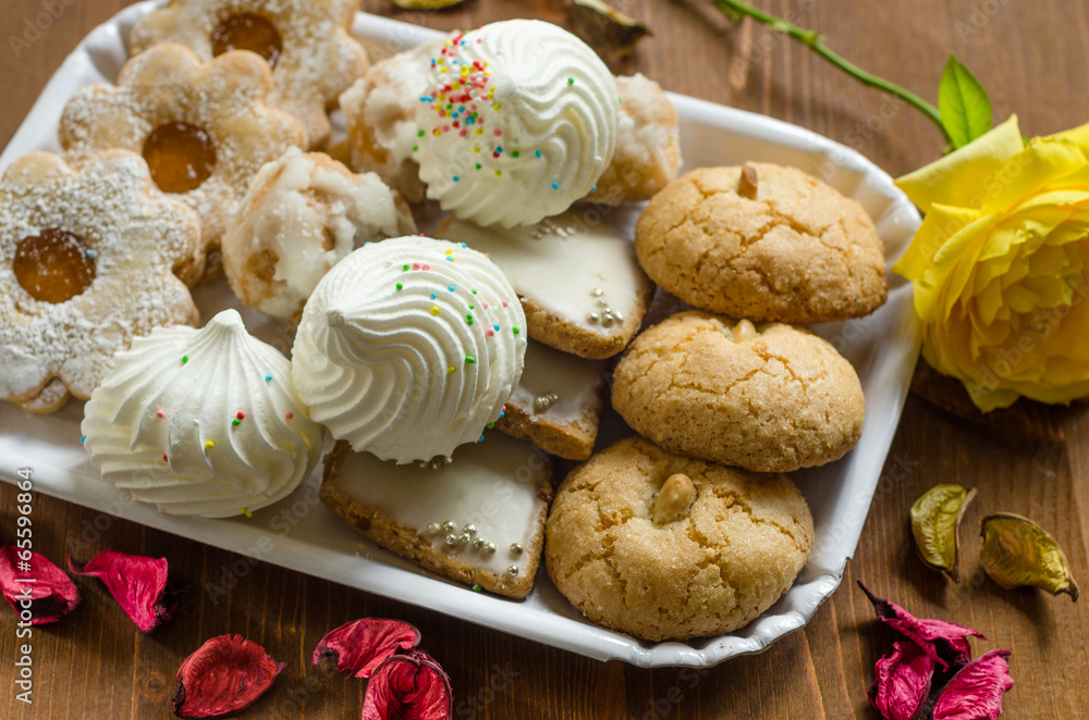 Foto Stock Vassoio di pasticcini italiani | Adobe Stock