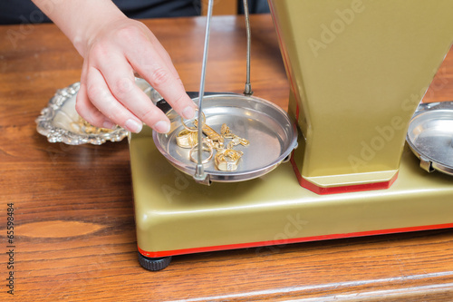 Weighing gold jewelry