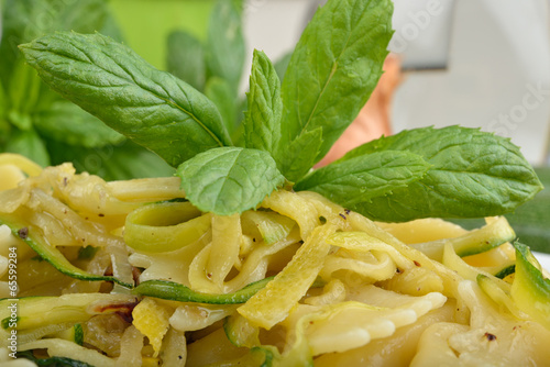 pasta corta alle zucchine limona e menta photo